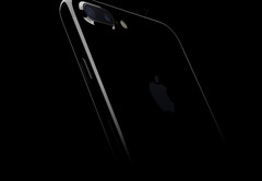 Apple suggests to buy a case for the new glossy iPhone 7