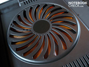 A large 200 mm fan takes care of the cooling.