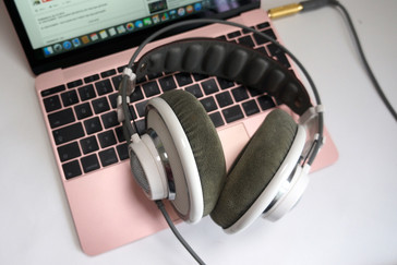 The high-end AKG K701 is driven by the headset port with loud volume and without disturbing noise.