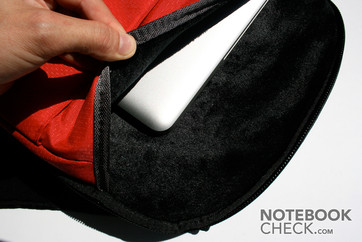 Very well cushioned notebook compartment