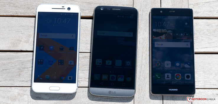 From left: HTC 10, LG G5, Huawei P9 (all with activated ambient light sensor)