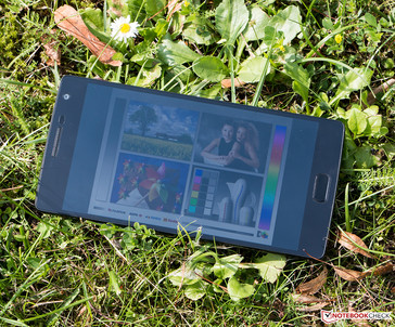 You can still see the display content of the OnePlus 2 under direct sunlight.