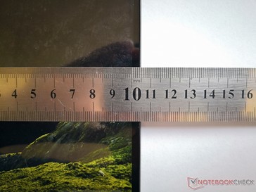 Asus advertises a bezel of 2.9 mm, but our own measurements are closer to 4.8 mm