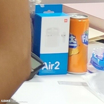 The accidental leak in question (left), with a close-up of the "AirDots Pro 2" box (right). (Source: Weibo, SlashLeaks)