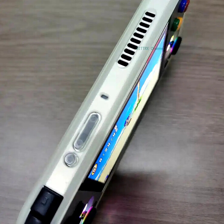 The Anbernic RG477M has a small active cooling solution denoted by the vent on the top of the device. (Image source: via Nittrx)