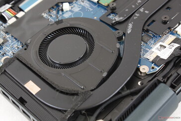 Cooling solution consists of two asymmetric ~45 mm and ~55 mm fans with three heat pipes between them