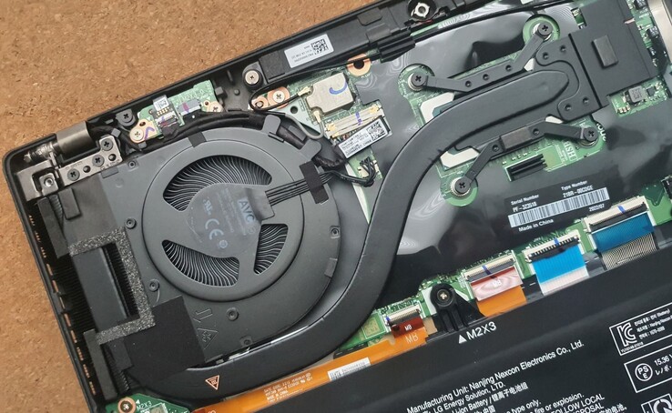 A single heat pipe together with a fairly large fan dissipates the ~33 W in the ThinkPad T14s.