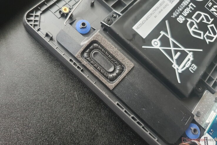 The speakers are mounted without screws