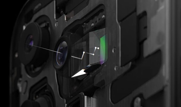 The Apple Tetraprism occupies a similar footprint to lenses found in much smaller devices (Source: Notebookcheck)