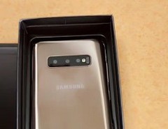 A close-up of the possible Galaxy S10 clone. (Source: Twitter)