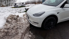 No sensors to detect that pile of snow now (image: Tech &amp; Tesla Sweden/YouTube)