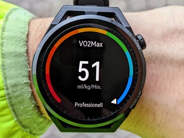 The smartwatch measures and evaluates the maximum oxygen uptake.