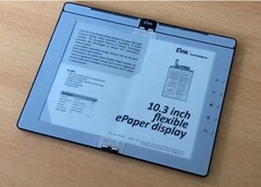 E Ink demos its foldable e-reader prototype. (Image: GoodEReader)