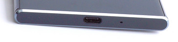 bottom: USB-C-port, microphone