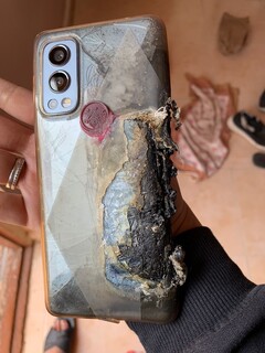 The destroyed OnePlus Nord 2 in question. (Image: @suhitrulz/Twitter)