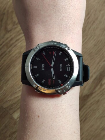 ...the Garmin fēnix 6, on the other hand, is rather bulky. For women's wrists, the S variants are therefore recommended.