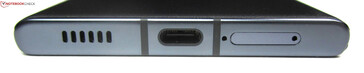 bottom: speaker, USB-C 3.2 Gen 1 and SIM card slot