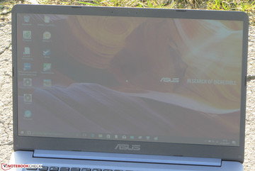 The X510UA outdoors (sun behind the laptop)