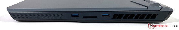 Right: USB-A (3.2 Gen. 1), SD reader, USB-A (3.2 Gen. 1)