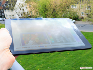 Samsung Galaxy Tab S3 LTE outdoors