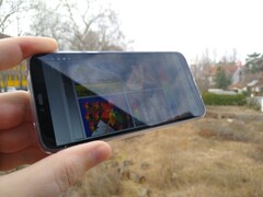 Using the Moto G7 Power outdoors with reflections onscreen