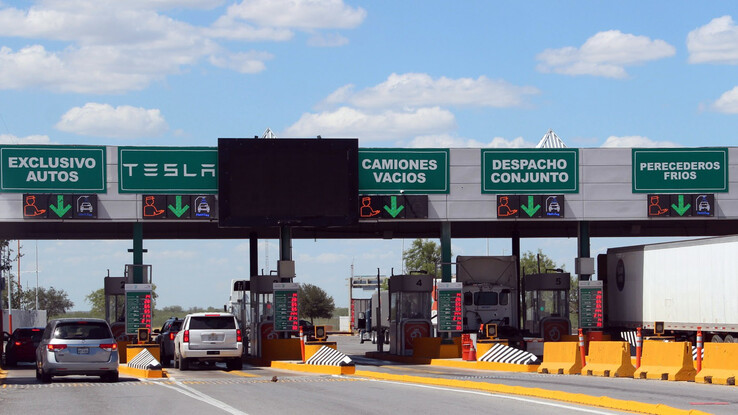 The exclusive border crossing lanes for Tesla part suppliers on the Colombia Bridge  (image: Corporation for the Development of the Border Zone of Nuevo León/Bloomberg)