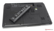 The 6-cell battery is easy to remove and supplies a capacity of 62 Wh.