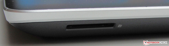 The front houses the card reader (SD, MMC, Memory Stick, Memory Stick Pro).