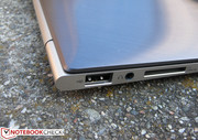 A 2-in-1 card reader is included, something the UX21 omitted