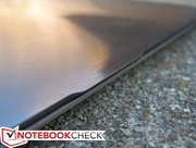 The obtruding handle at the front edge allows for easy opening