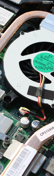 Fujitsu Lifebook AH531: The waste heat on the bottom climbs up to 48 degrees during load.