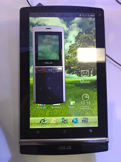 The Eee Pad MeMo will ship with a Bluetooth handset to facilitate dialing The Eee Pad MeMo will ship with a Bluetooth handset to facilitate dialing