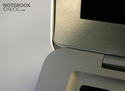 The lid closes seamlessly (sealed by  a plastic border line)