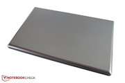 The lid features a fine line pattern.