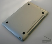 Under full load the case gets as hot as 42,5°C, without load the case stays cold.
