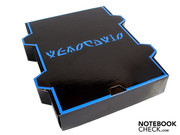 The accessories are inside an Alienware typical style box.