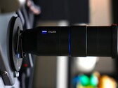 In China findet man bereits erste komplette Test- und Hands-On-Videos zum Zeiss-Kamera-Flaggschiff Vivo X300 Pro inklusive Teleconverter. (Bildquelle: Weibo)