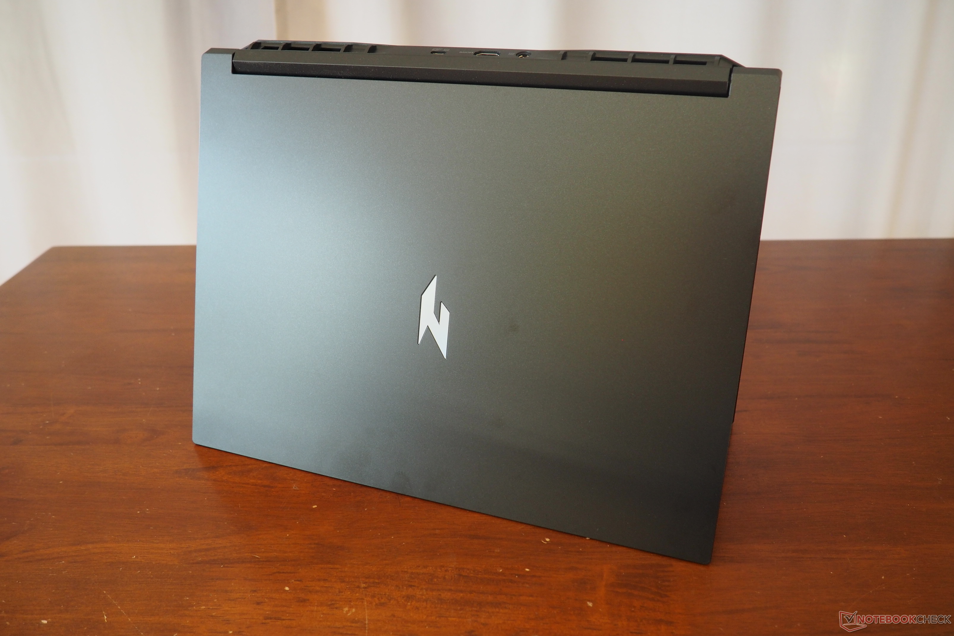 Acer Nitro V 16 AI: 11 saatlıq batareya möcüzəsi!