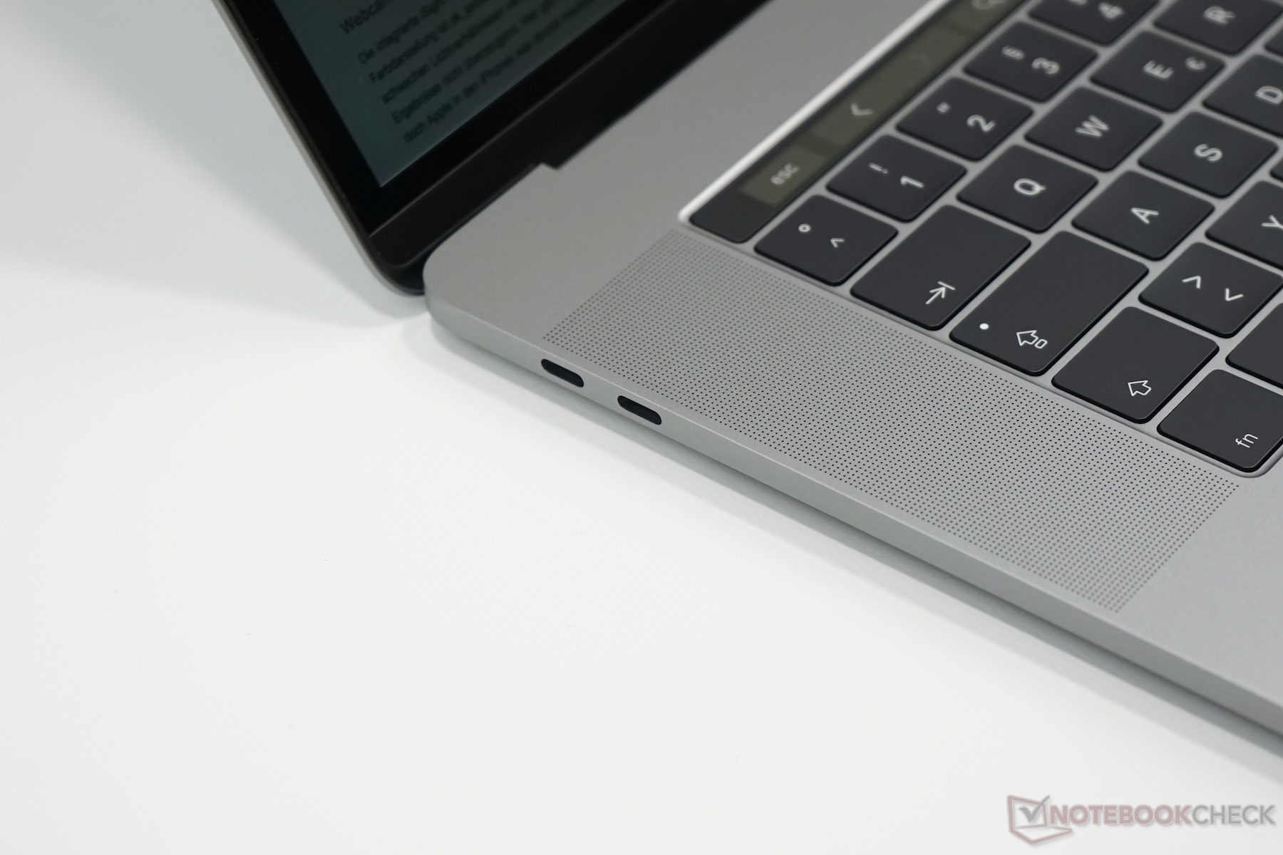 Apple MacBook Pro 15 2017 (2.8 GHz, 555) Laptop Review - NotebookCheck