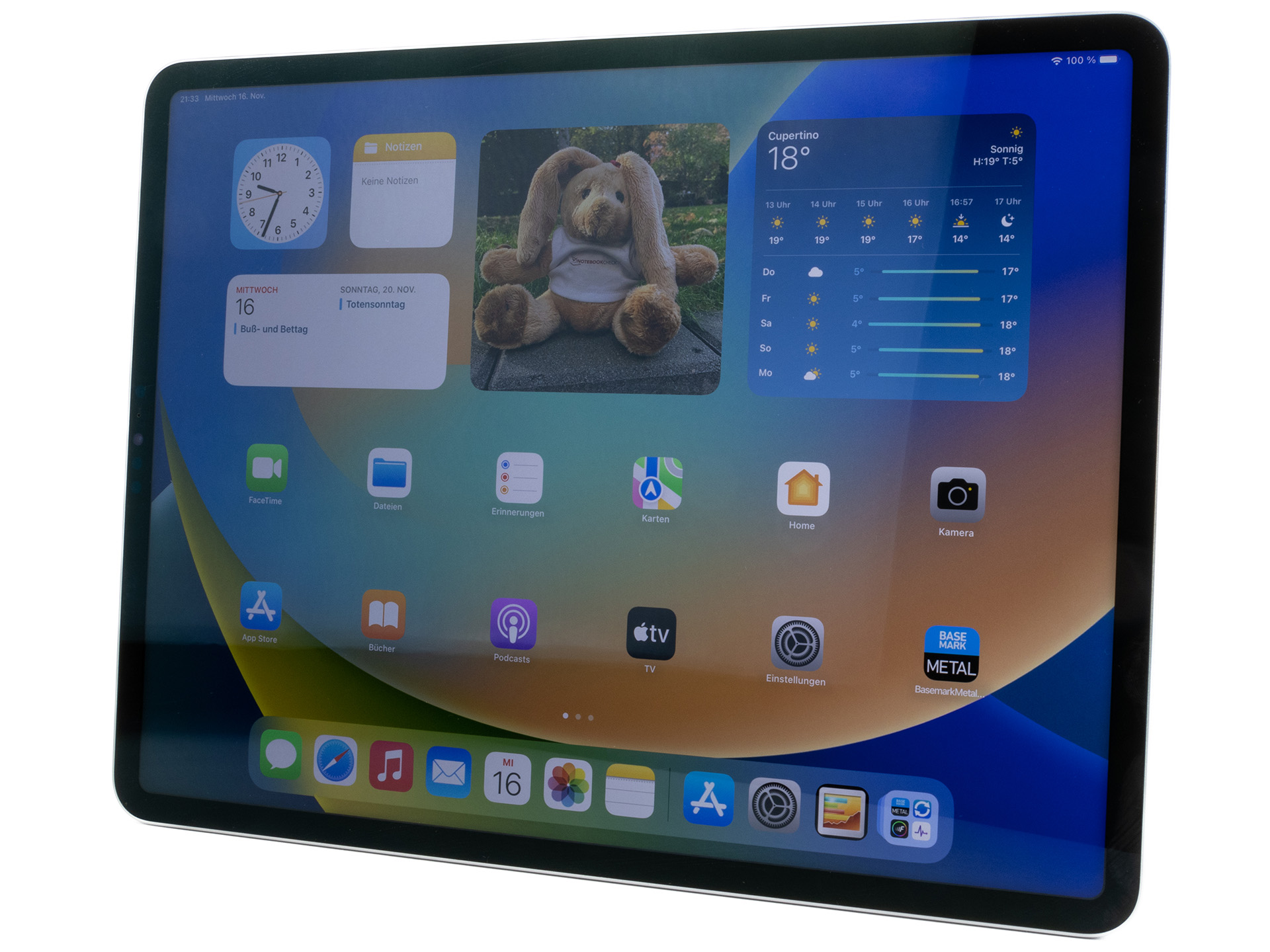 Apple iPad Pro 12.9 (2022) review: Apple's giant tablet now runs with the  M2 SoC -  Reviews