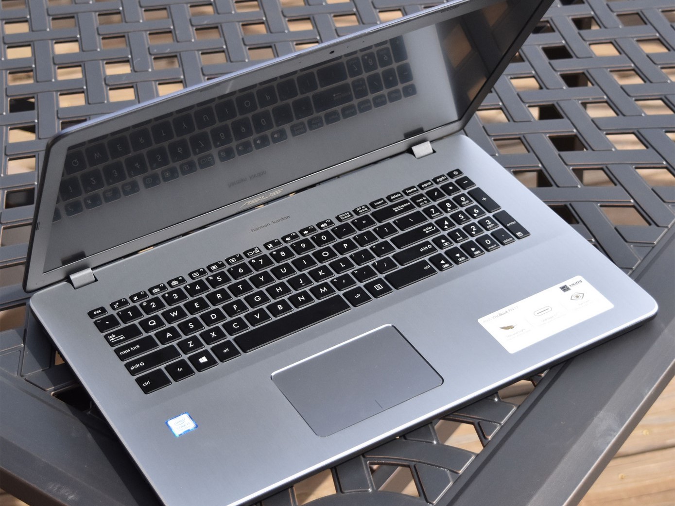 vertaler cel Achterhouden Asus VivoBook Pro 17 N705UD (i7-8550U, GTX 1050) Laptop Review -  NotebookCheck.net Reviews