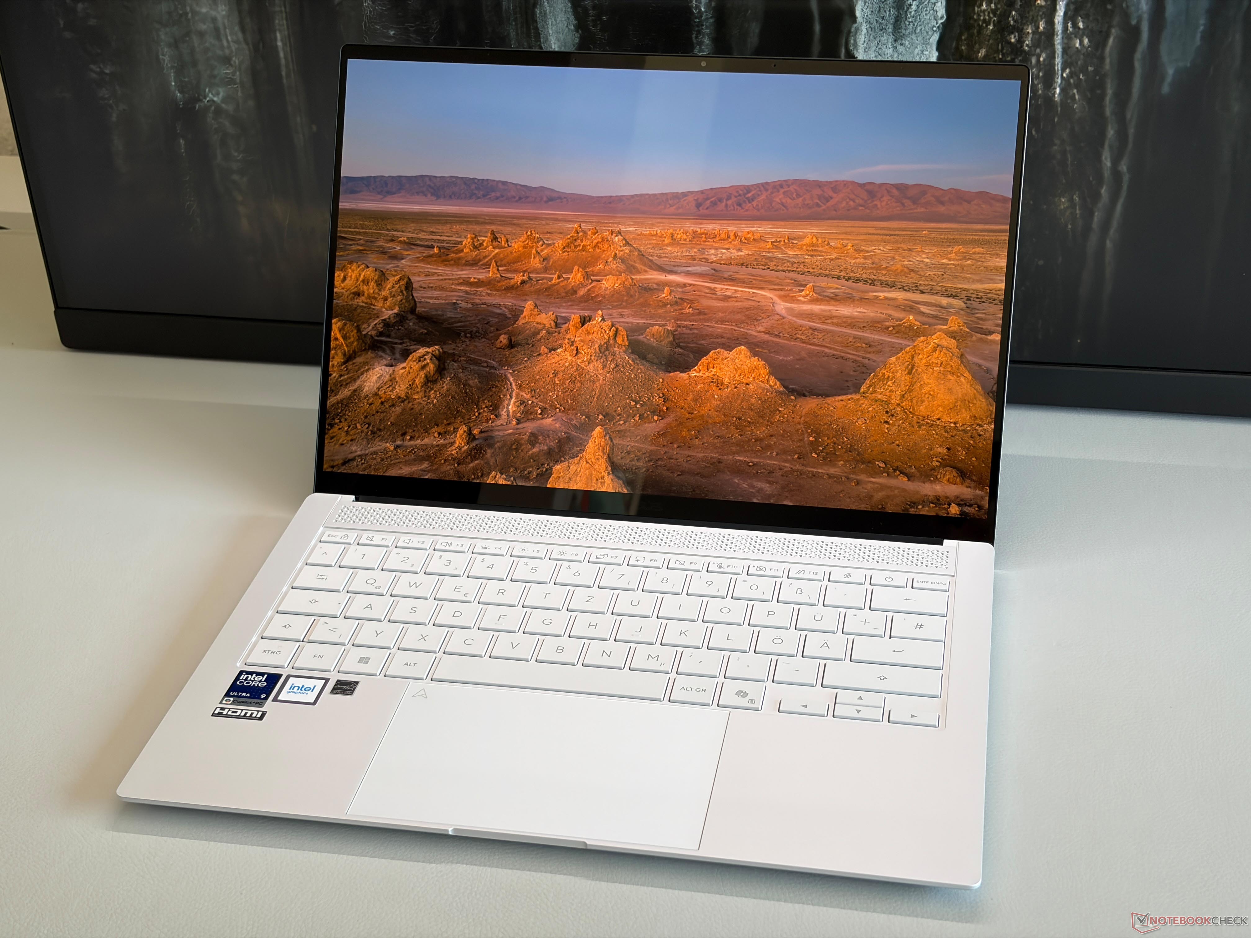 The new Asus Zenbook S14 2026 is a great laptop, but it deserves the Core Ultra X chips with the Arc B390 iGPU