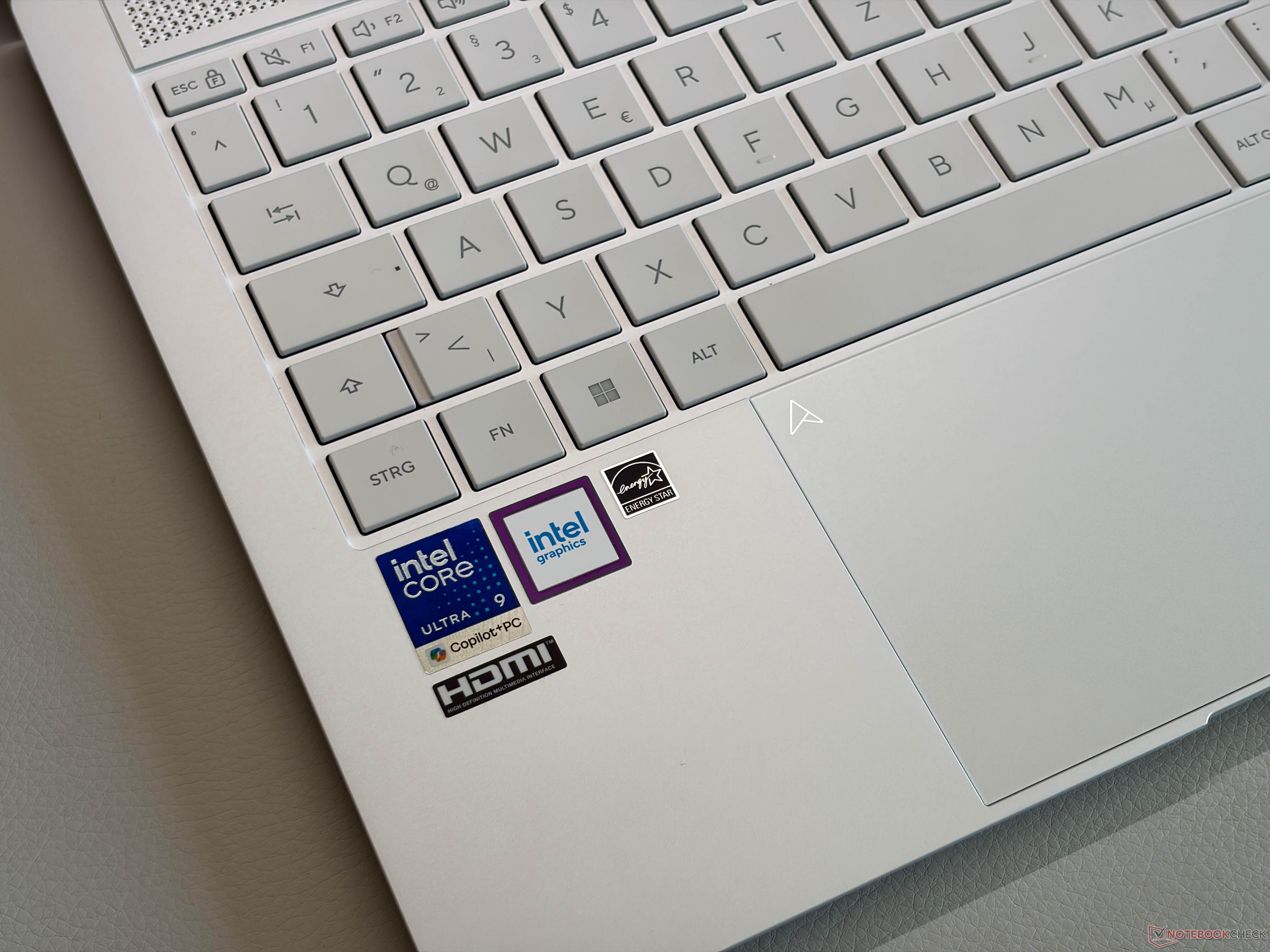 Cận cảnh thiết kế siêu mỏng của Asus Zenbook S14 2026 sử dụng chip Intel Panther Lake