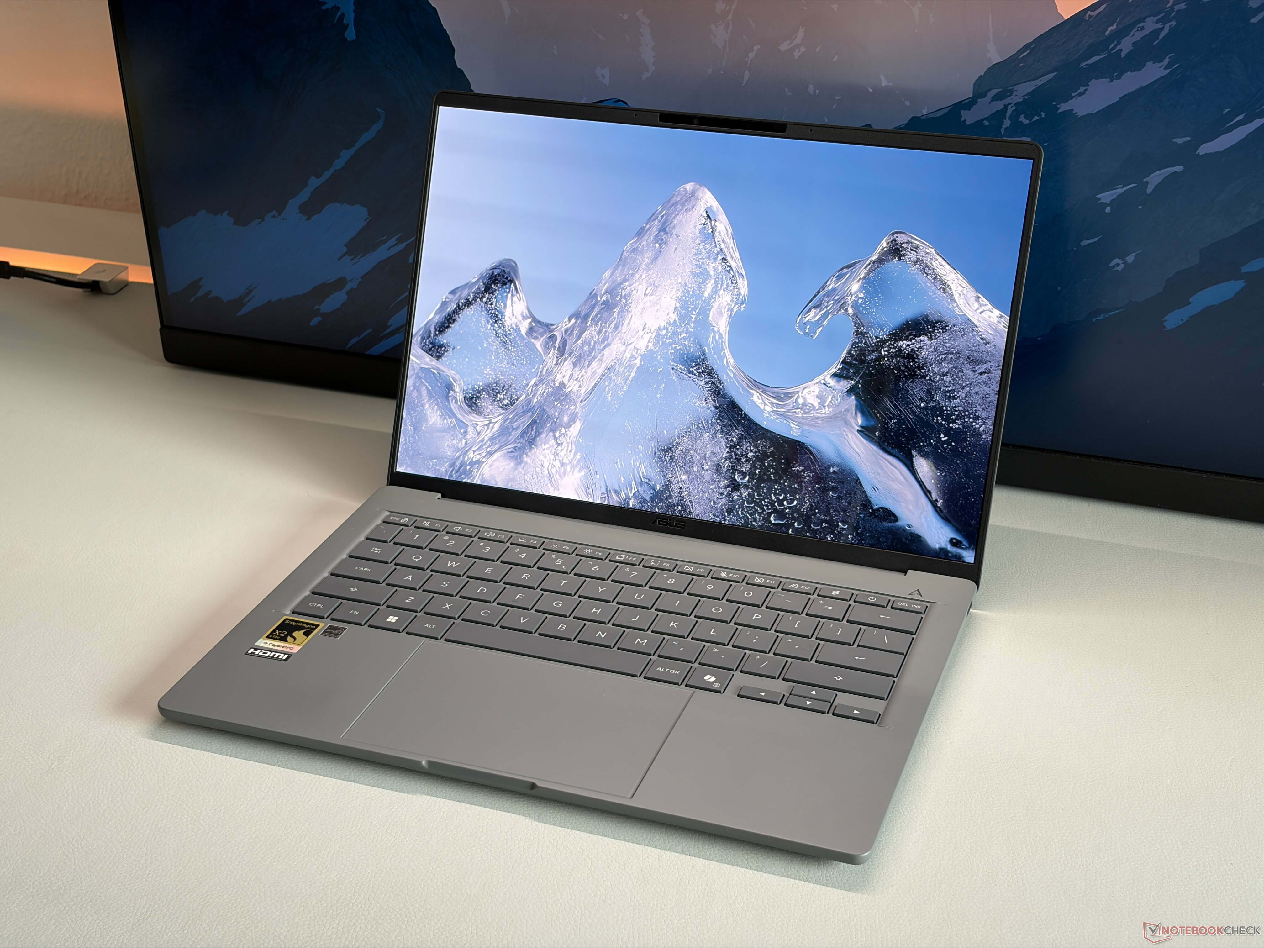 Đối thủ Asus Zenbook A14 với thiết kế siêu mỏng nhẹ