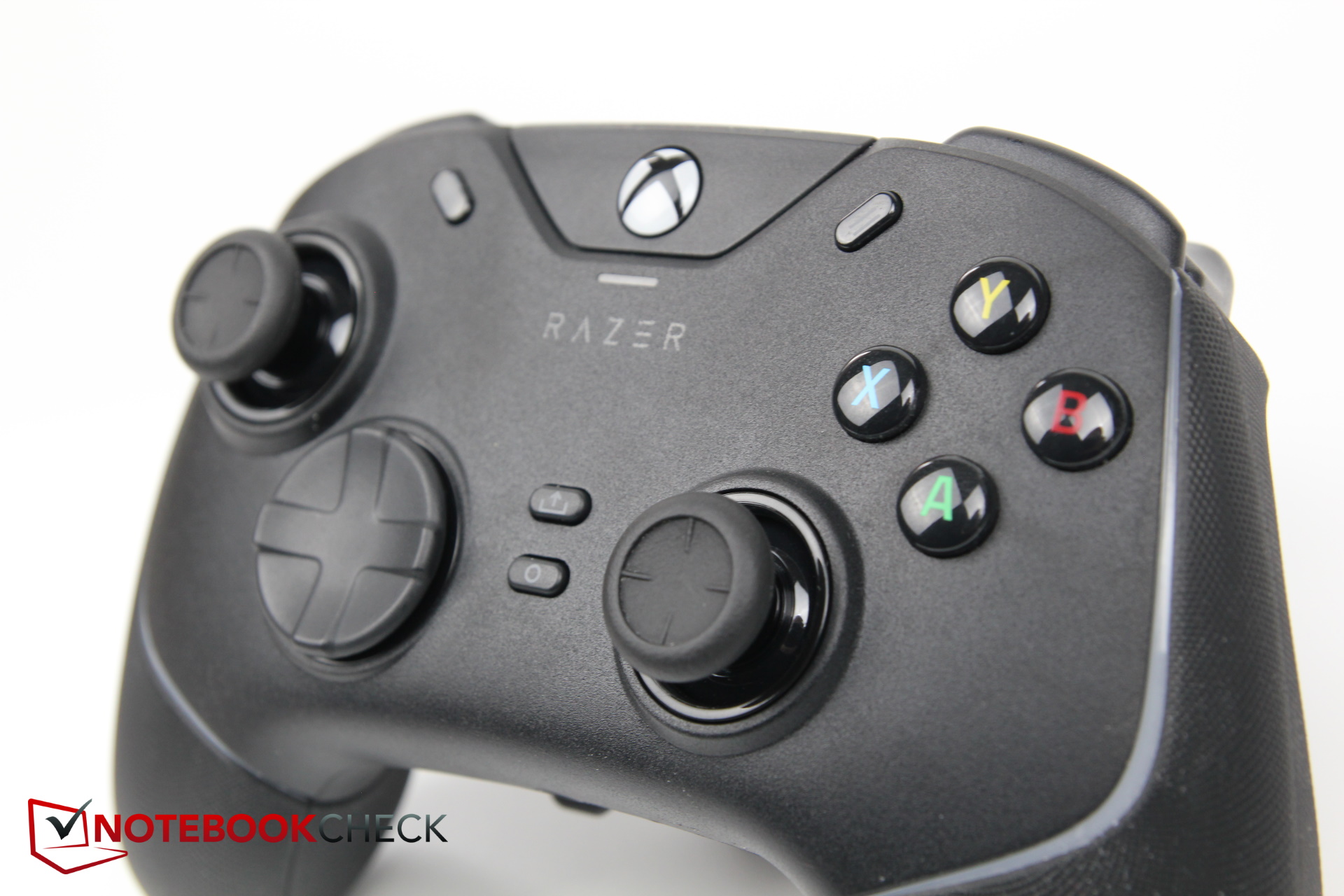 Ant Right enemy Razer Wolverine V2 Chroma hands-on: Extravagant gamepad with mechanical  buttons - NotebookCheck.net Reviews