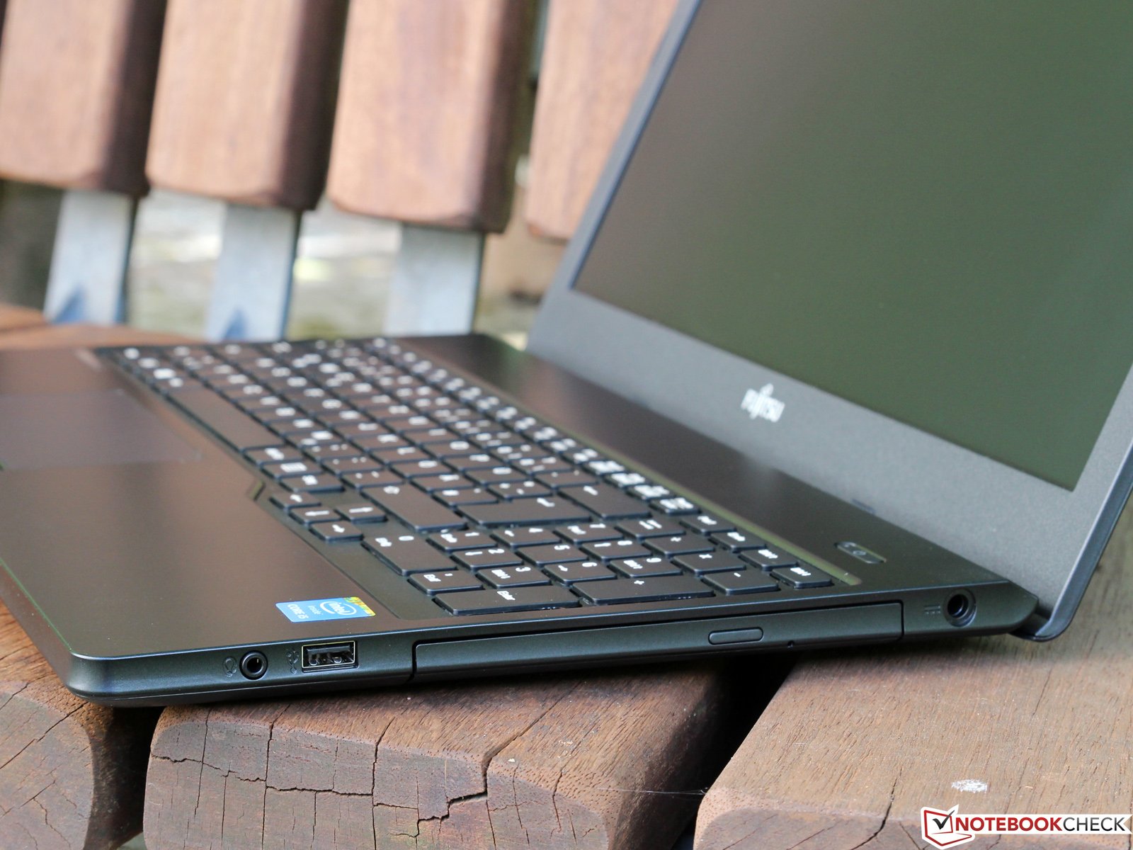 Fujitsu Lifebook A555 Notebook Review - NotebookCheck.net Reviews