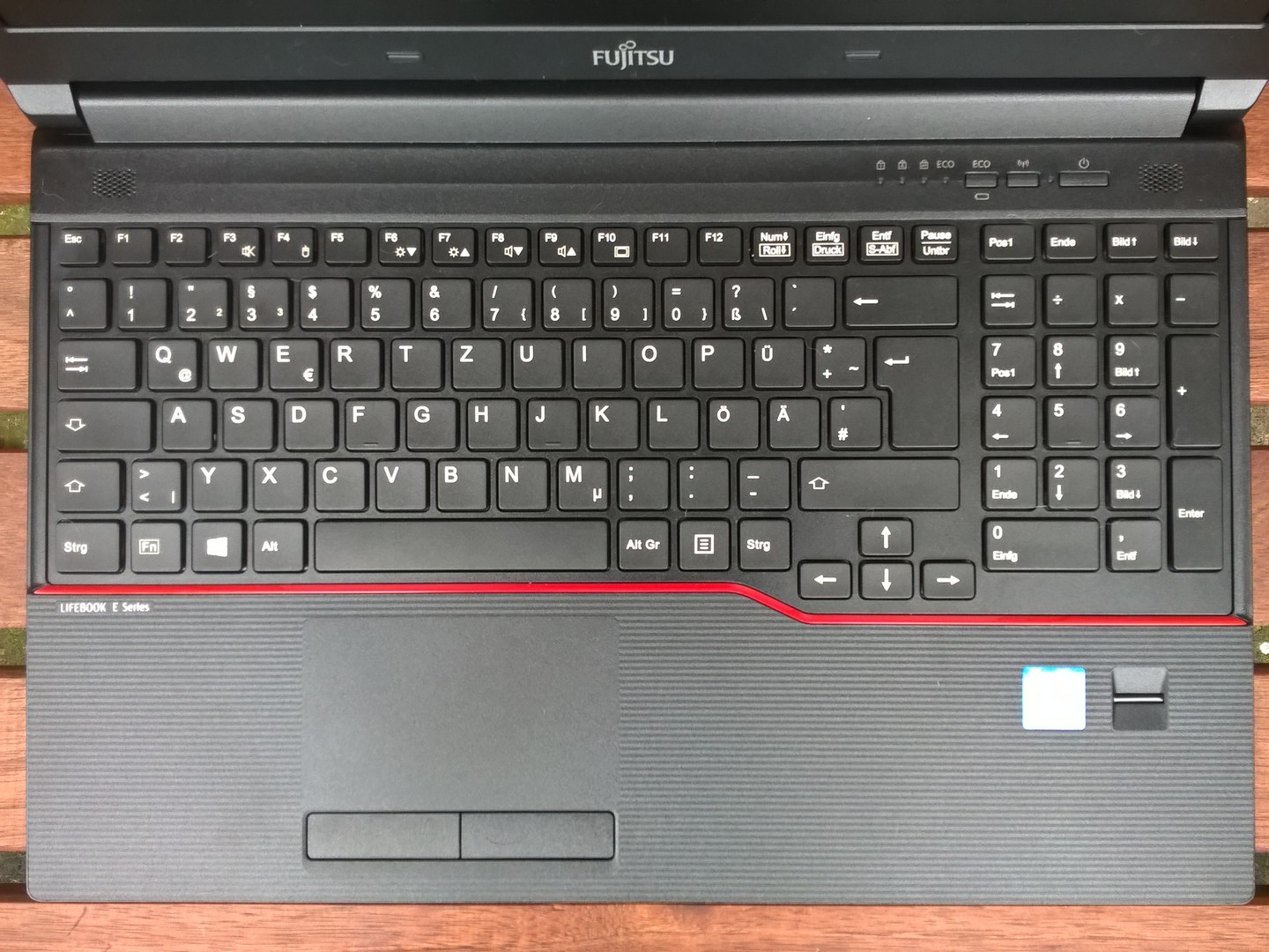 Fujitsu LifeBook E557 (i3-7100U, HD620) Laptop Review 