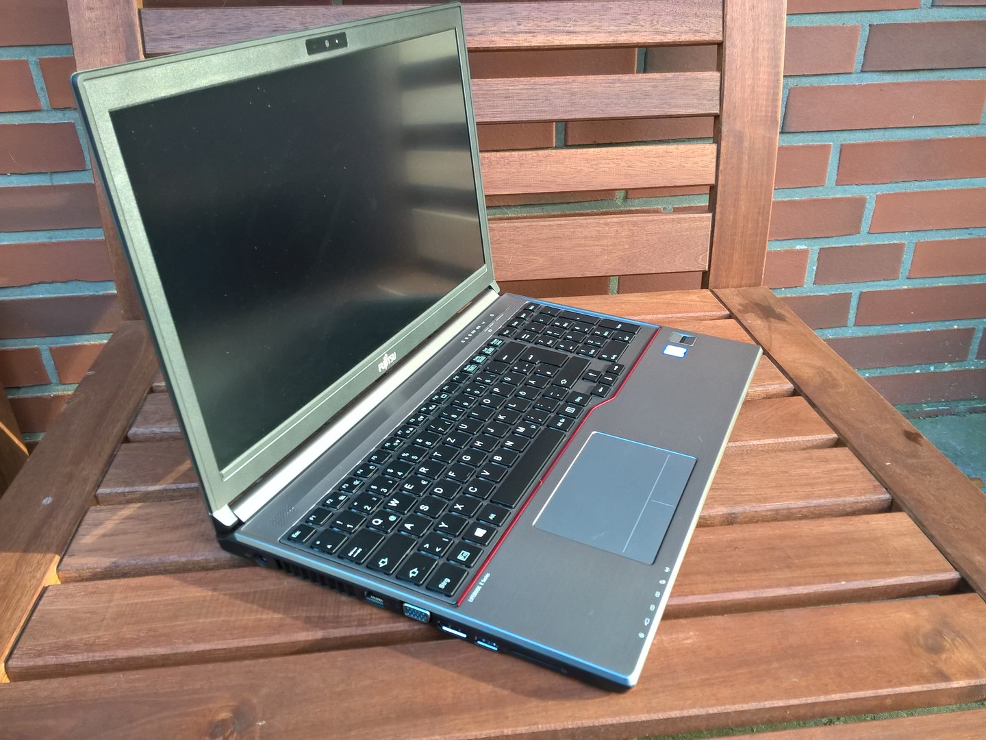 Fujitsu LifeBook E756 (i7-6600U, HD520) Laptop Review