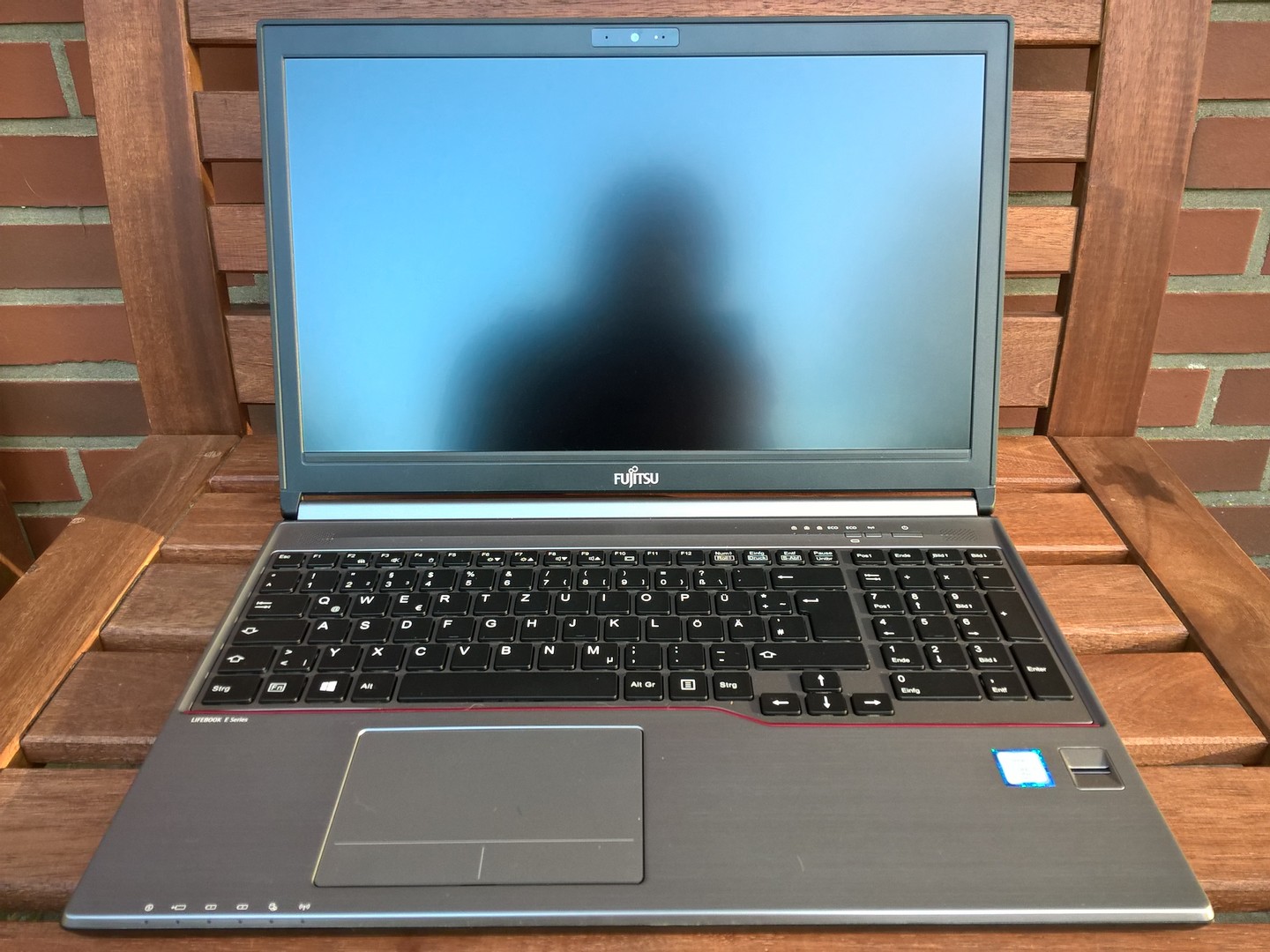 Fujitsu LifeBook E756 (i7-6600U, HD520) Laptop Review