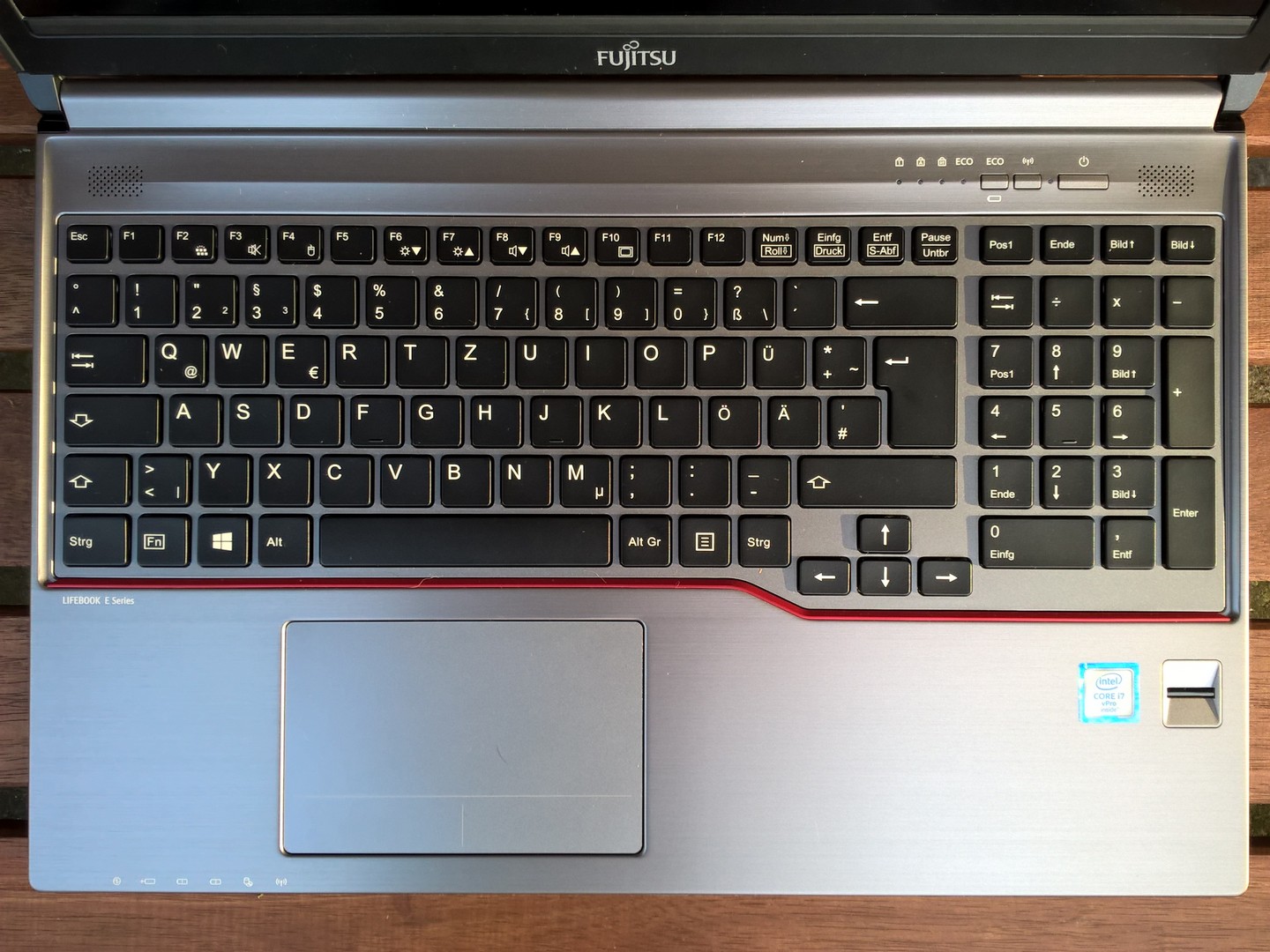 Fujitsu LifeBook E756 (i7-6600U, HD520) Laptop Review